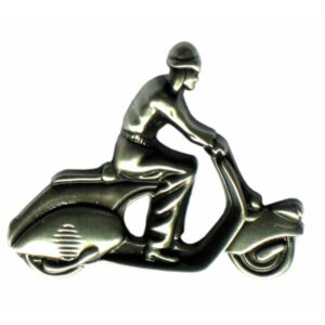Pin Vespa Motiv "Fahrer auf Roller"
