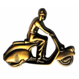Pin Vespa Motiv "Fahrer auf Roller"